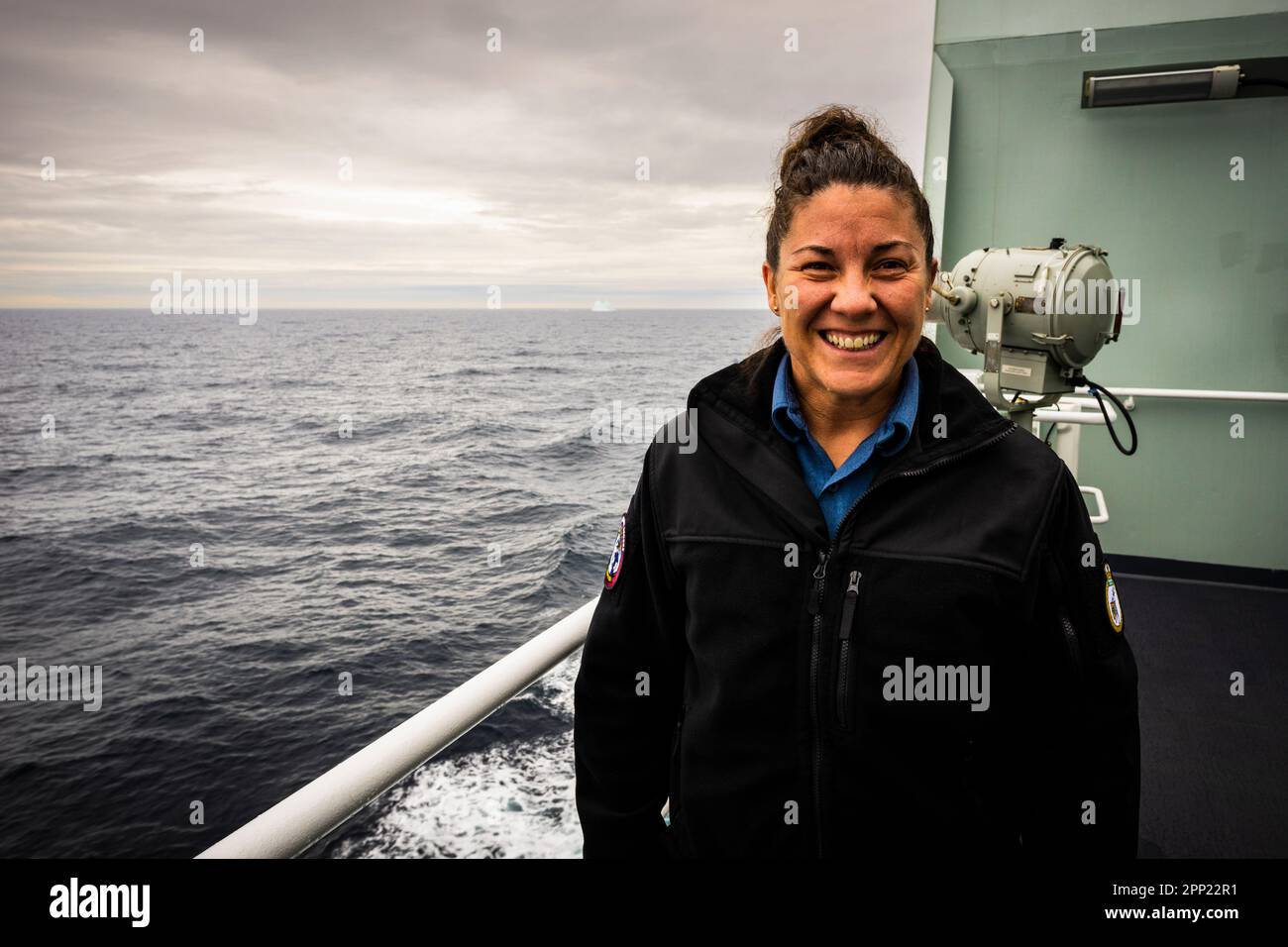 Le NCSM Margaret Brooke Commandant, le Commandant Nicole Robichaud, sur le pont du navire pendant l'opération Nanook 2022. Banque D'Images