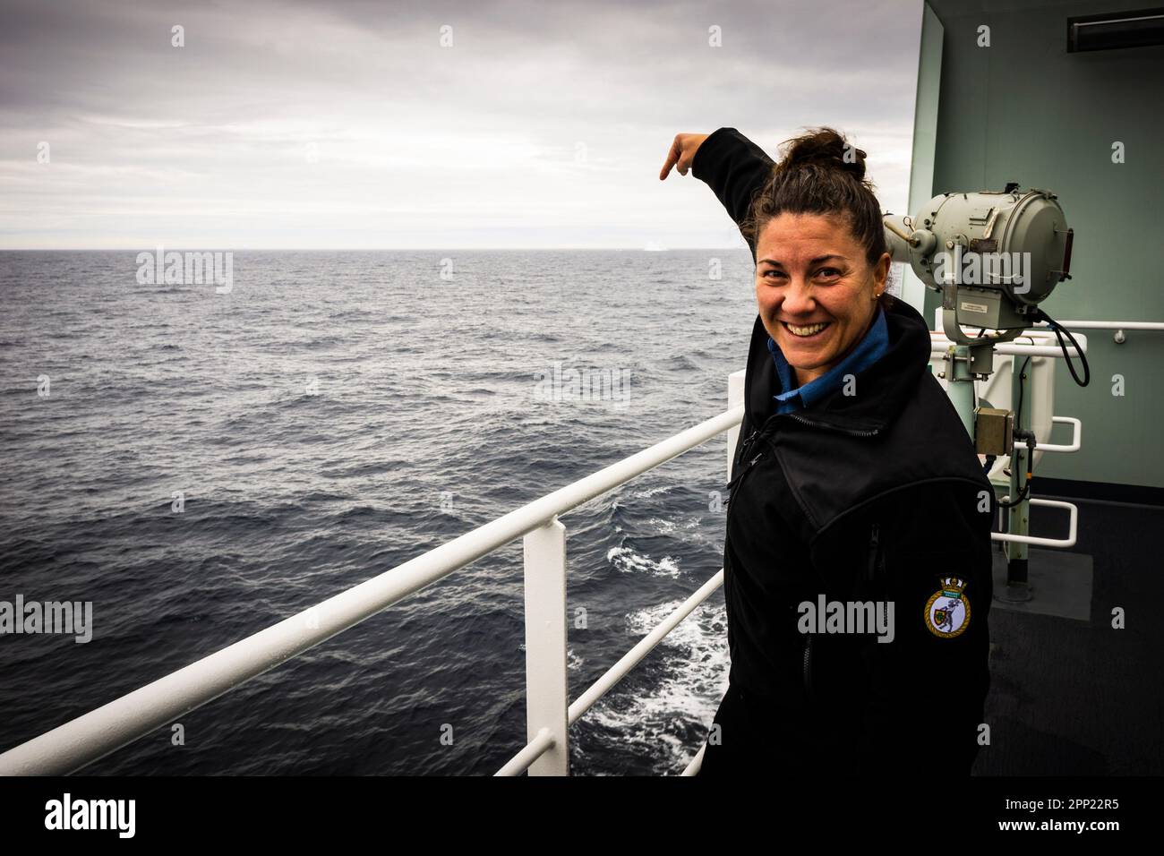 Le NCSM Margaret Brooke Commandant, le Commandant Nicole Robichaud, sur le pont du navire pendant l'opération Nanook 2022. Banque D'Images