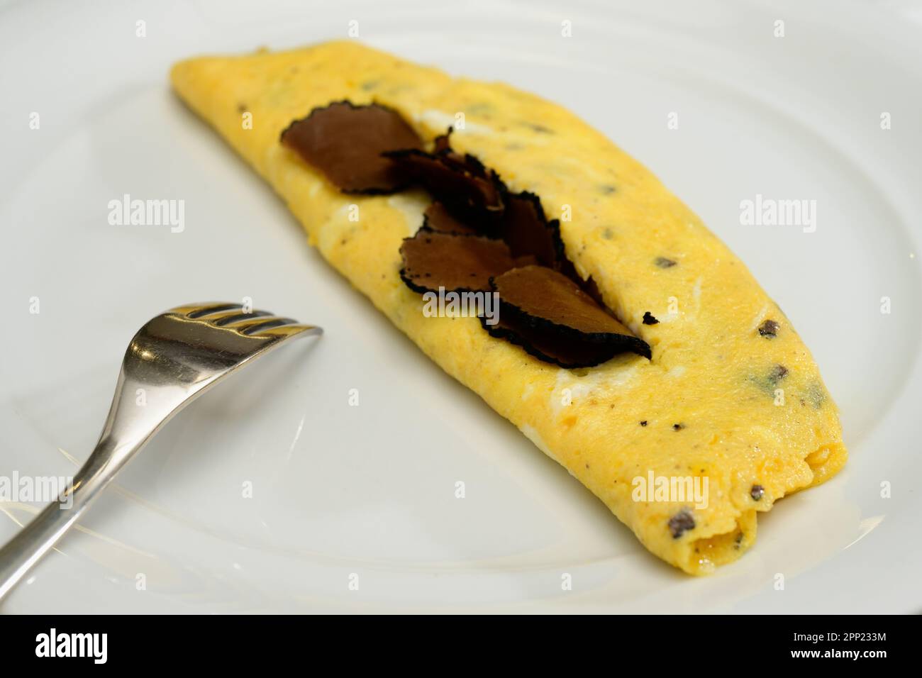 Œufs de truffe française ou truffes auc d'omelette avec truffes noires d'été sur une assiette blanche Banque D'Images