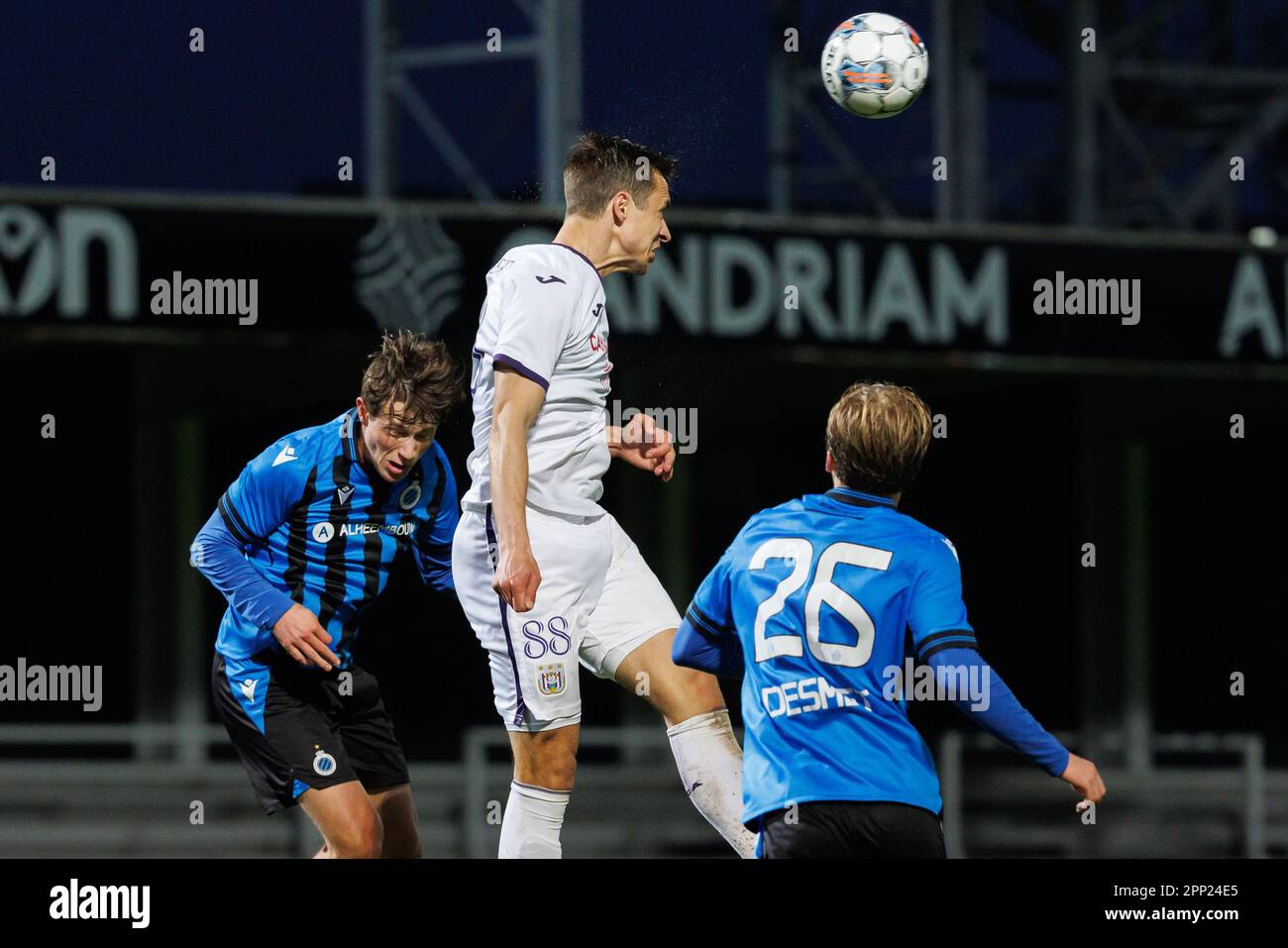 Roeselare, Belgique. 21st avril 2023. Mauricio Cuevas du Club NXT et David Hubert de RSCA futures se battent pour le ballon lors d'un match de football entre le Club NXT (Club Brugge U23) et le RSCA futures (Anderlecht U23), le vendredi 21 avril 2023 à Roeselare, le jour 8 (sur 10) Des séries de promotion de la « Challenger Pro League » 2022-2023, deuxième division du championnat belge en 1B. BELGA PHOTO KURT DESPLENTER crédit: Belga News Agency/Alay Live News Banque D'Images
