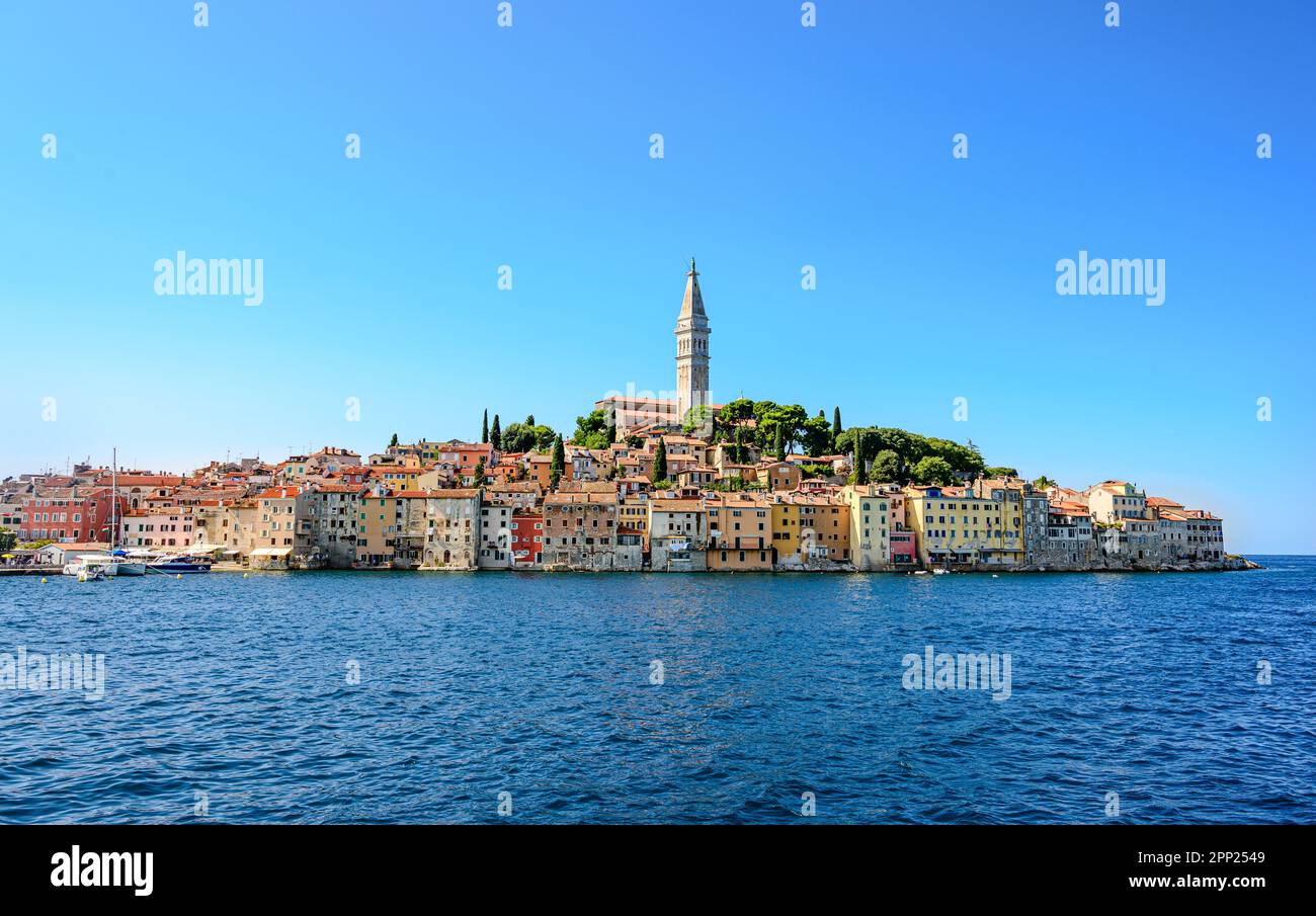 Rovinj. Istra, Croatie. Église de Saint Euphemia. Vue sur la péninsule depuis la mer. Banque D'Images