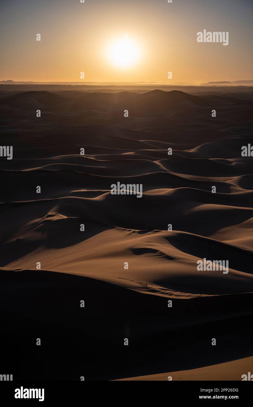 Paysage désertique des dunes d'Erg Chegaga au coucher du soleil. Banque D'Images