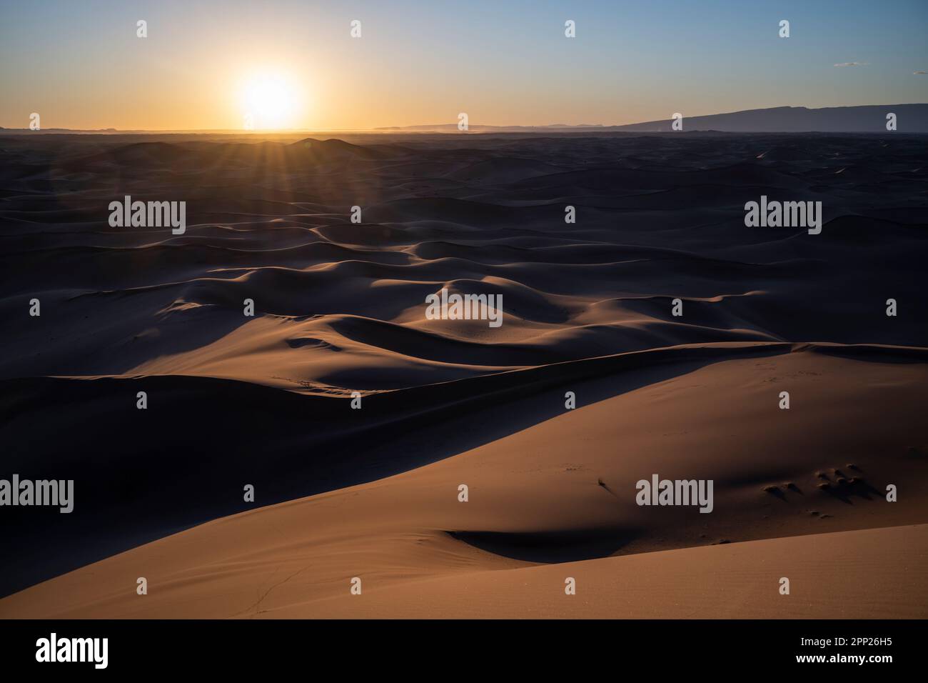 Paysage désertique des dunes d'Erg Chegaga au coucher du soleil. Banque D'Images