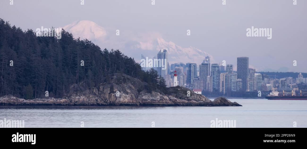 Lighthouse Park et ville avec montagnes en arrière-plan. Coucher de soleil Banque D'Images