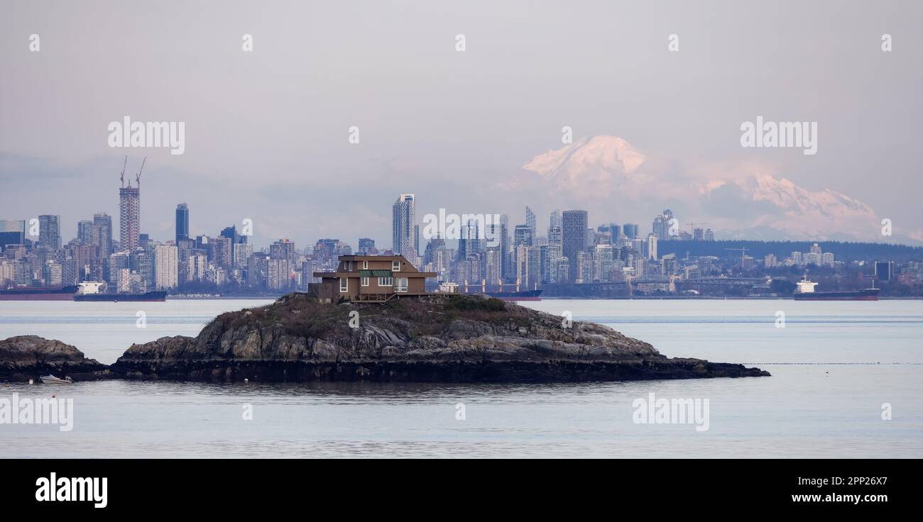 Chalets sur passage Island avec les bâtiments du centre-ville et mnt Baker en arrière-plan Banque D'Images