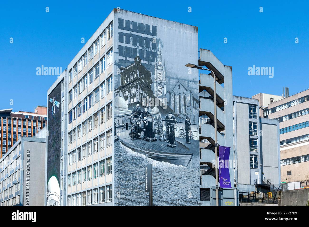 Peinture murale sur le mur de toit de l'université de Strathclyde représentant certaines disciplines et facultés de l'université de Glasgow, en Écosse, au Royaume-Uni Banque D'Images