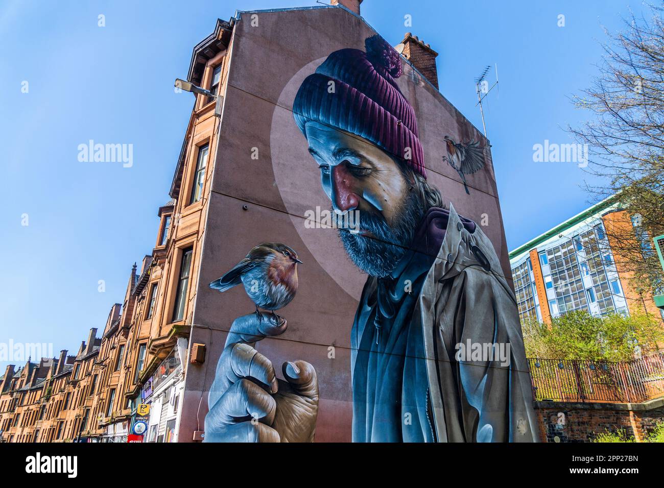 Murale peinte sur le mur de pignon d'un bloc de maisons de logement de Glasgow indiquant un homme tenant un voleur sur ses doigts, High Street, Glasgow, Écosse, Banque D'Images