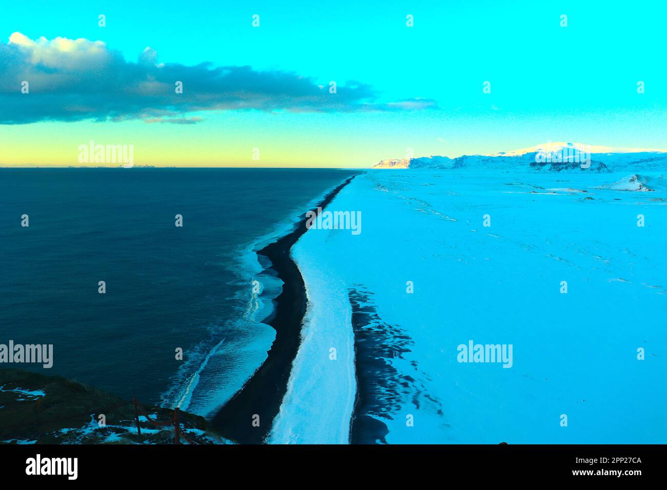 Dyrhólaey Islande, coucher de soleil en hiver près d'une plage noire Banque D'Images