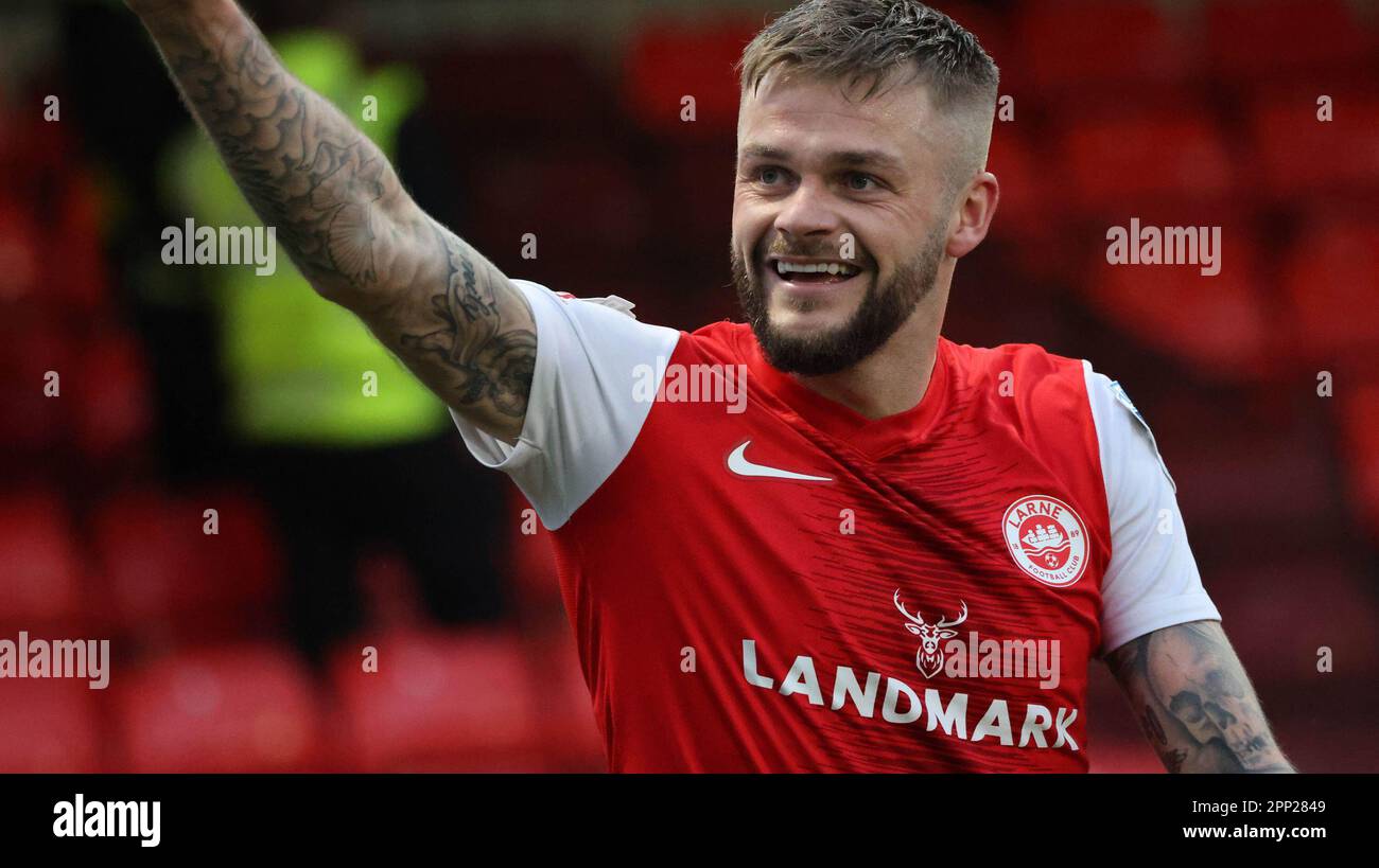 Inver Park, Larne, Irlande du Nord, Royaume-Uni. 21 avril 2023. Danske Bank Premiership – Larne v Linfield. Larne, champion de la Ligue irlandaise récemment couronné, a joué à Linfield lors de son dernier match à domicile de la saison. Larne, les champions ont levé le trophée, la Gibson Cup la nuit. Larne en rouge. Larne 1 Linfield 0 - marqueur de but Andy Ryan (29). Crédit : CAZIMB/Alamy Live News. Banque D'Images