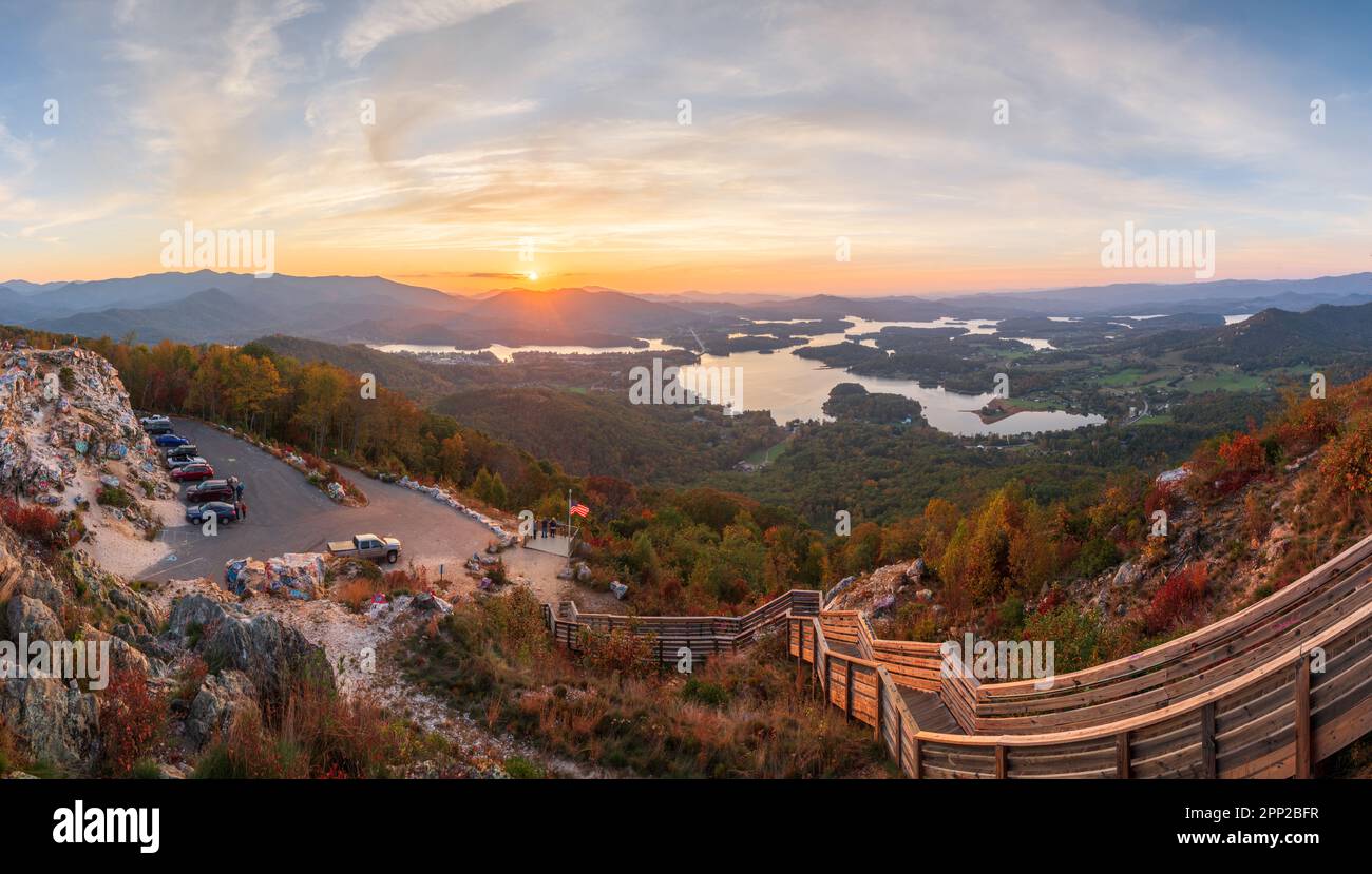 Hiawassee, Géorgie, États-Unis paysage avec le lac Chatuge au début de l'automne au crépuscule. Banque D'Images