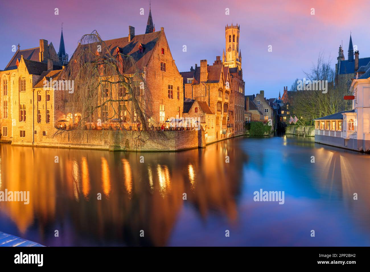 Bruges, Belgique scène nocturne sur la rivière Rozenhoedkaai. Banque D'Images