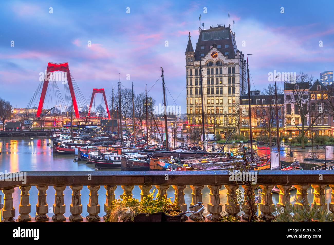 Rotterdam, pays-Bas depuis le Vieux Port d'Oude Haven au crépuscule. Banque D'Images