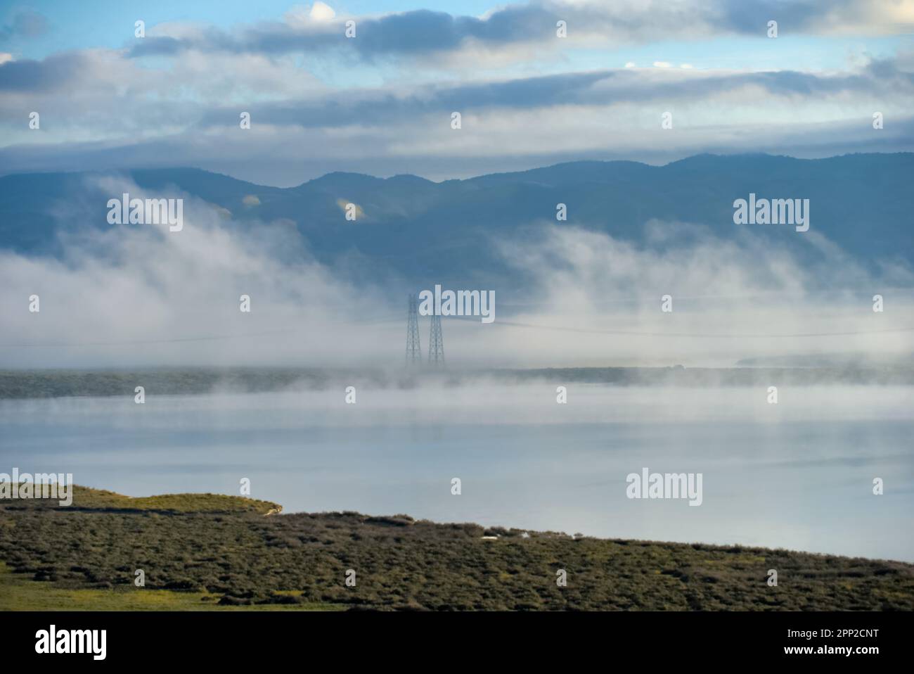 Lac de soda avec réflexion et brume matinale avec montagnes en arrière-plan. Banque D'Images