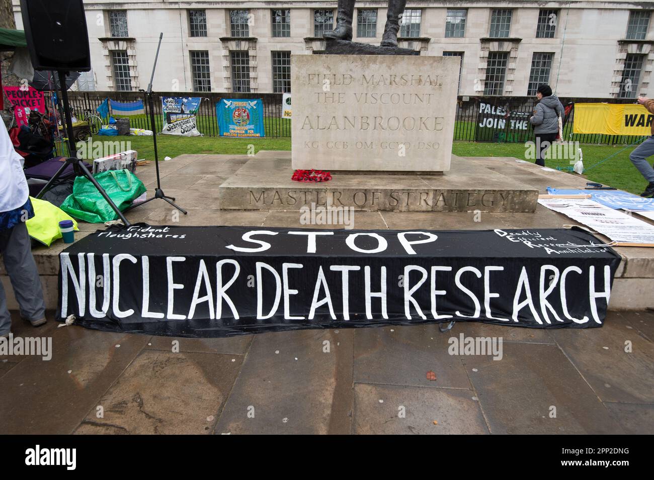 Westminster, Londres, Royaume-Uni. 21st avril 2023. LES batteurs XR étaient en face aujourd'hui de Downing Street avec extinction Rebellion campagne pour le désarmement nucléaire. Cela faisait partie de l'extinction rébellion britannique Big One, Unite to survivra quatre jours d'action se produisant à Westminster, Londres. Crédit : Maureen McLean/Alay Live News Banque D'Images