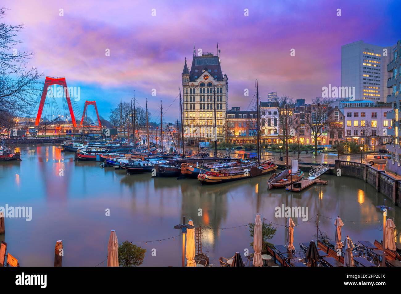 Rotterdam, pays-Bas depuis le Vieux Port d'Oude Haven au crépuscule. Banque D'Images