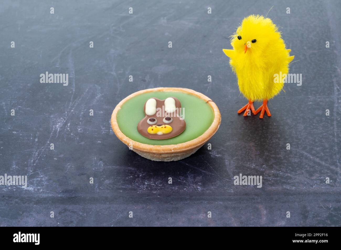 Gâteaux de Pâques avec un lapin en chocolat et une poussin Banque D'Images