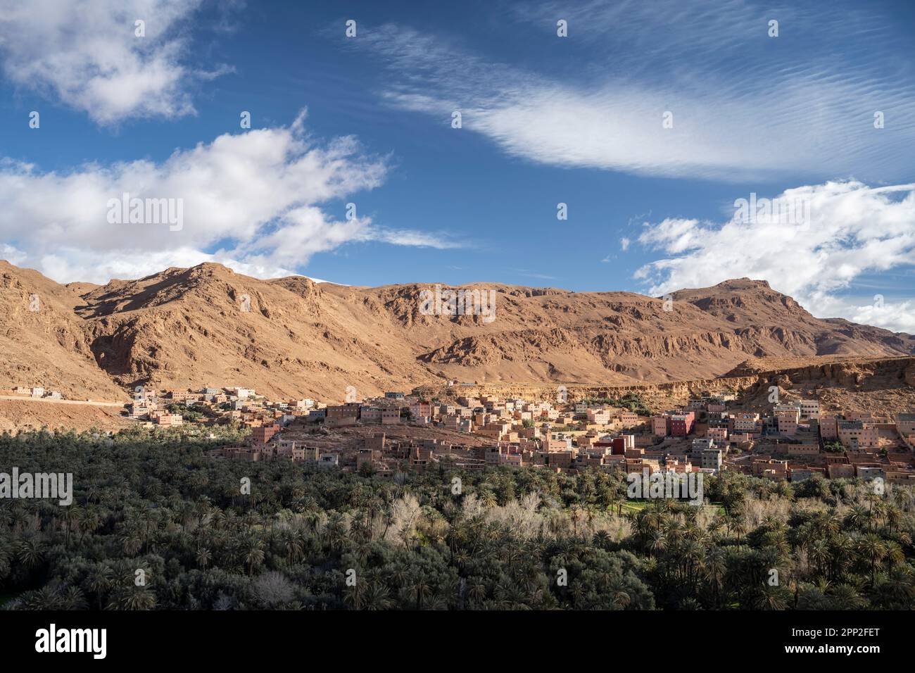Vue sur l'oasis de Tinghir par temps clair avec quelques nuages. Banque D'Images