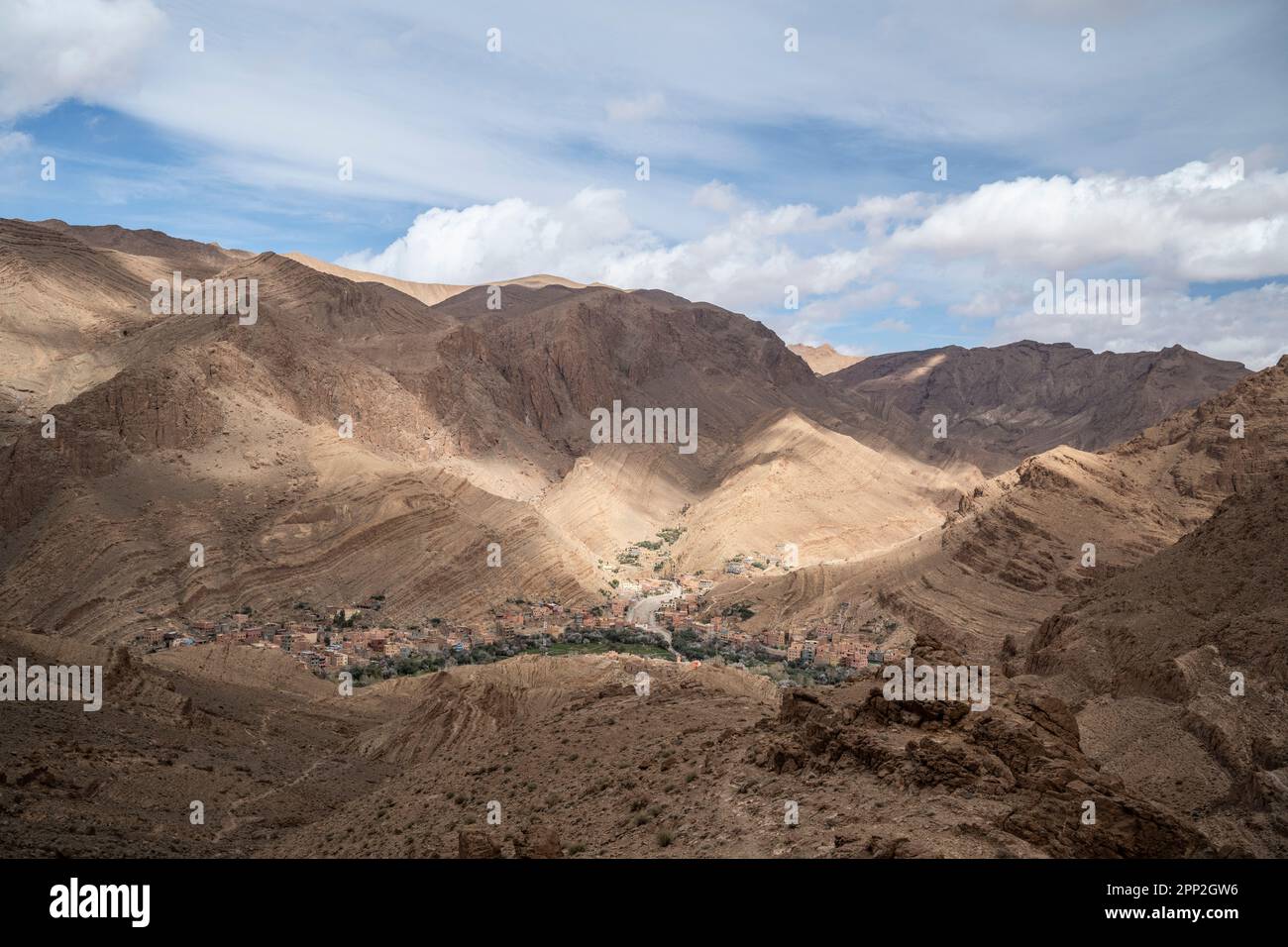 Vue sur l'oasis de Tinghir par temps clair avec quelques nuages. Banque D'Images