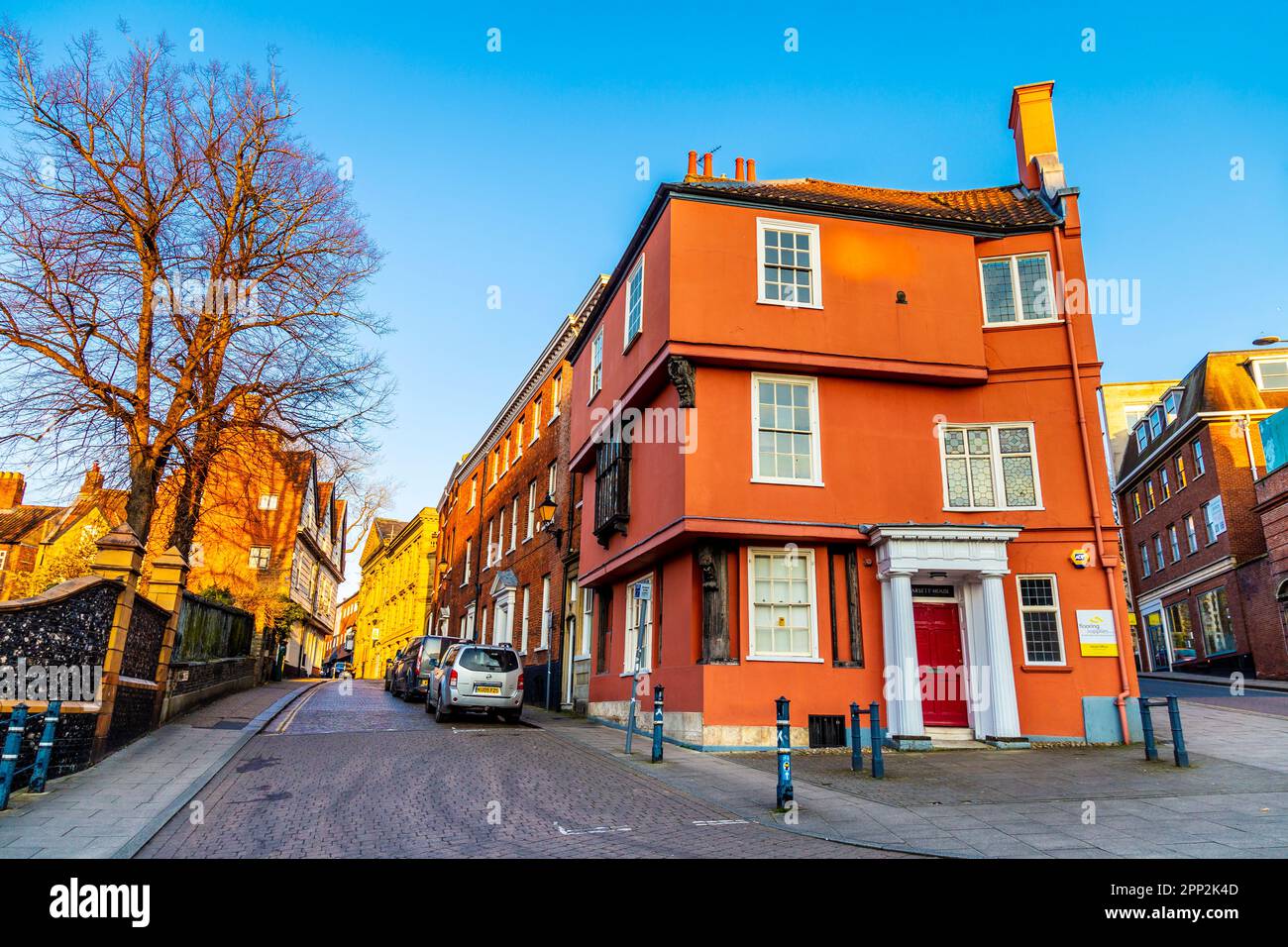 Extérieur de la maison Armada du 16th siècle (maison Garsett) avec une porte géorgienne, Norwich, Norfolk, Angleterre, Royaume-Uni Banque D'Images