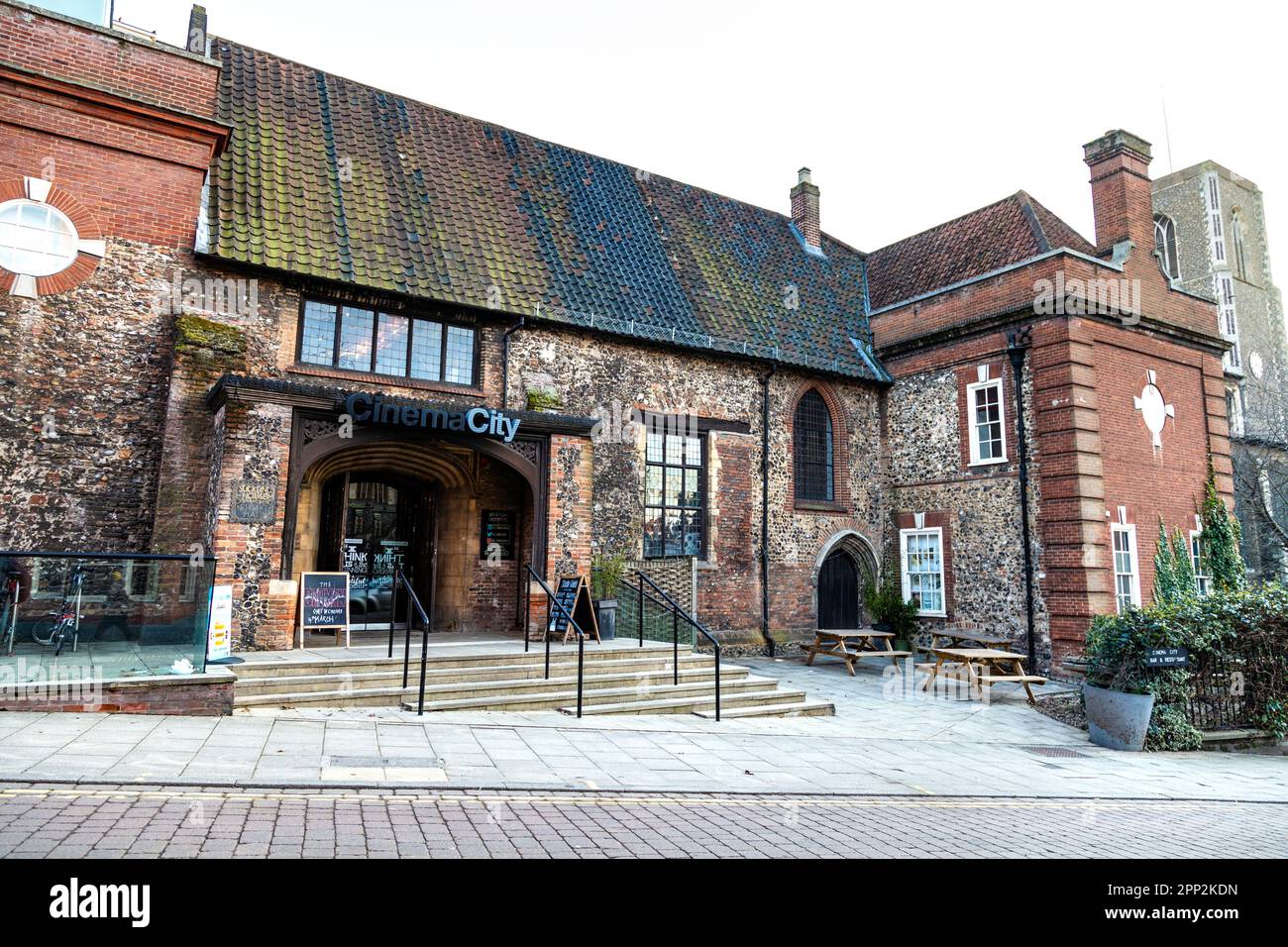 Cinéma City Picturehouse cinéma à l'intérieur de bâtiments médiévaux restaurés, Norwich, Norfolk, Angleterre, Royaume-Uni Banque D'Images
