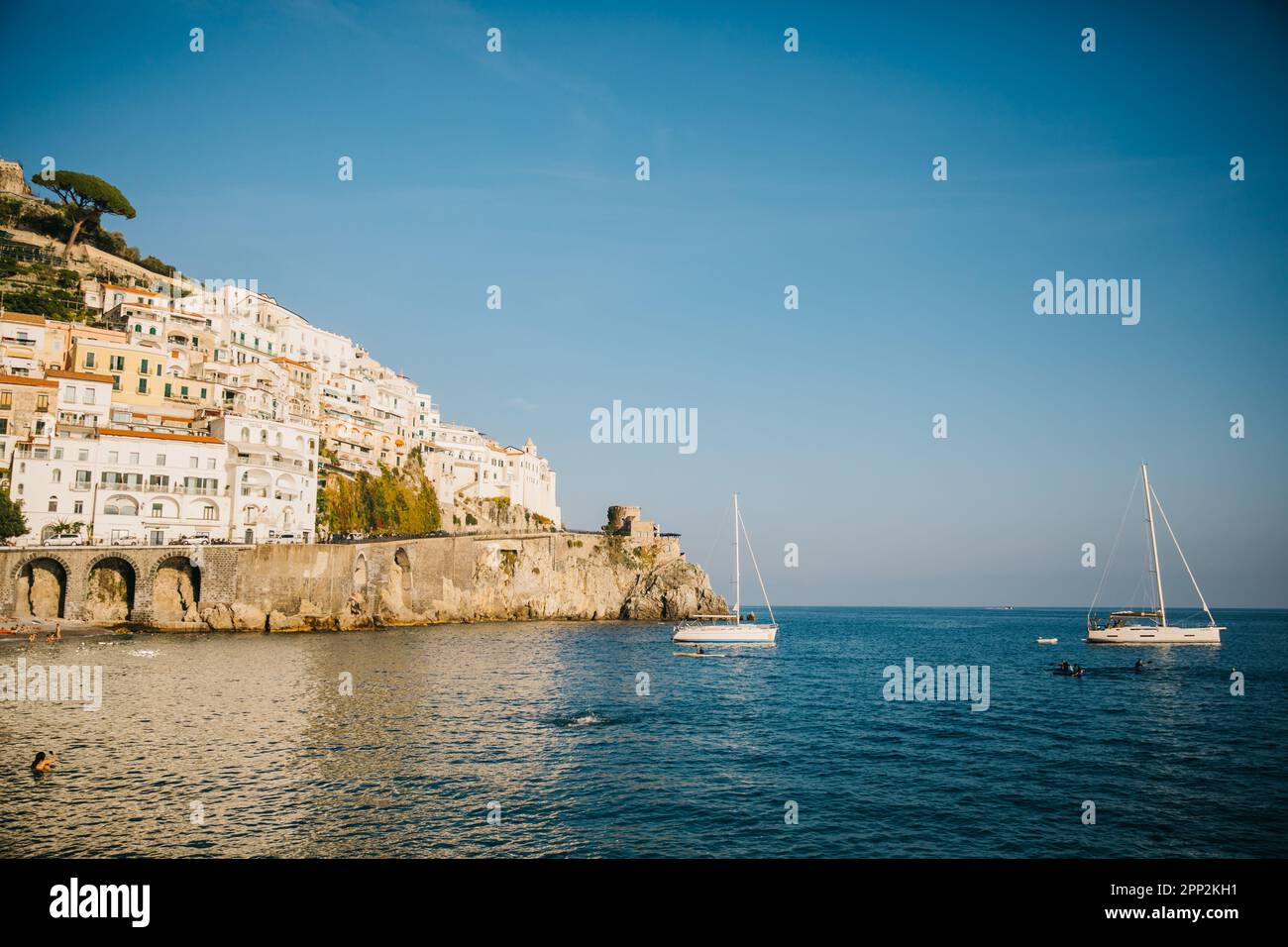 Vue sur la ville d'Amalfi, Italie Hillside au coucher du soleil par une journée claire sur la mer Méditerranée Banque D'Images