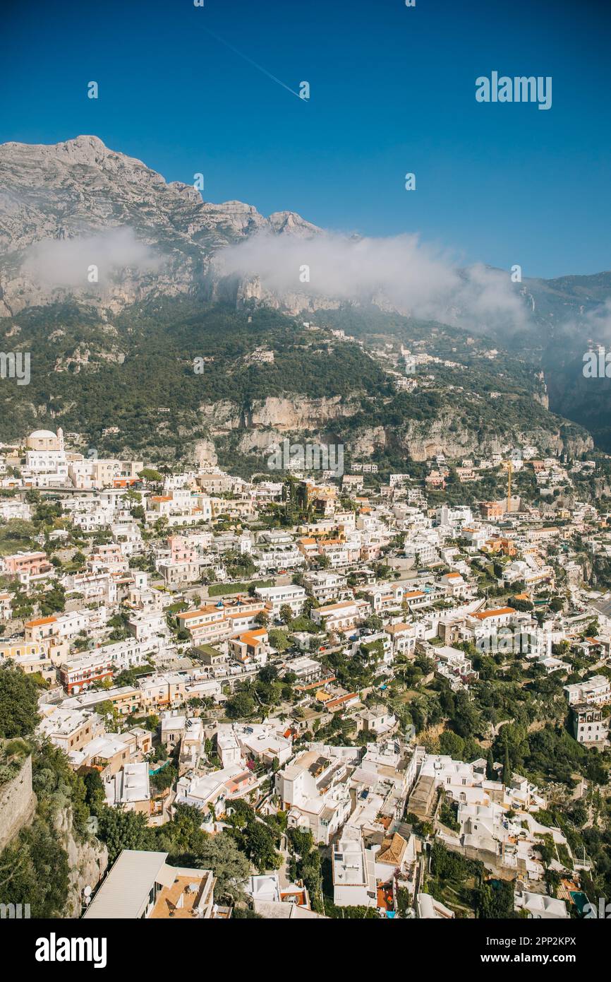 Vue panoramique sur la côte amalfitaine en Italie depuis la colline au coucher du soleil par une journée claire sur la mer Méditerranée Banque D'Images