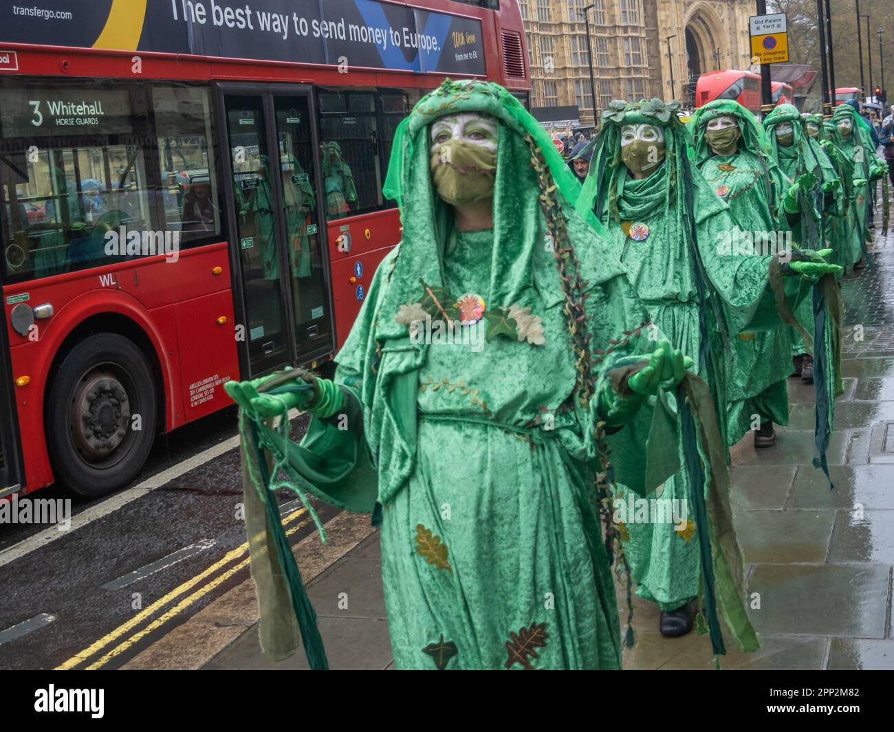 Londres, Royaume-Uni. 21 avril 2023. LA brigade verte XR imite. Des milliers de personnes sont venues à Westminster pour prendre part au premier des 4 jours d'extinction la protestation de la rébellion exigeant que le gouvernement inverse les politiques qui alimentent le changement climatique avec de nouvelles mines de charbon et de nouveaux champs de pétrole et encouragent l'aviation. Les manifestants disent que leur corruption a détruit l'économie, le système éducatif et le NHS, augmenté les coûts du carburant et réduit le niveau de vie, tout en blâment les familles pauvres, les personnes de couleur et les nouveaux immigrants. Peter Marshall/Alay Live News Banque D'Images