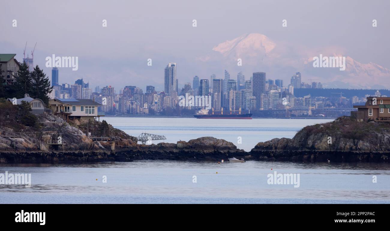 Chalets sur passage Island avec les bâtiments du centre-ville et mnt Baker en arrière-plan Banque D'Images