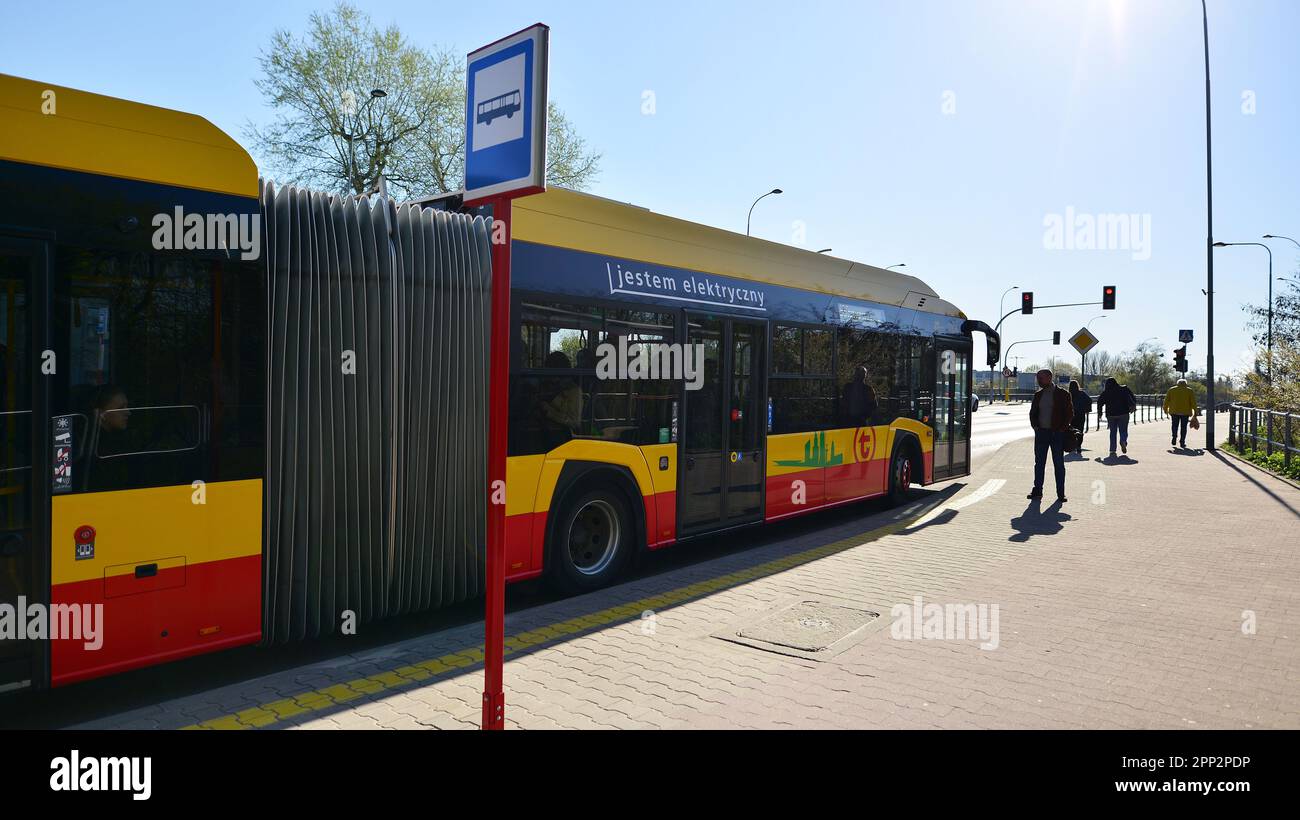 Varsovie, Pologne. 21 avril 2023. Arrêt de bus. Les passagers montent et partent du bus Banque D'Images