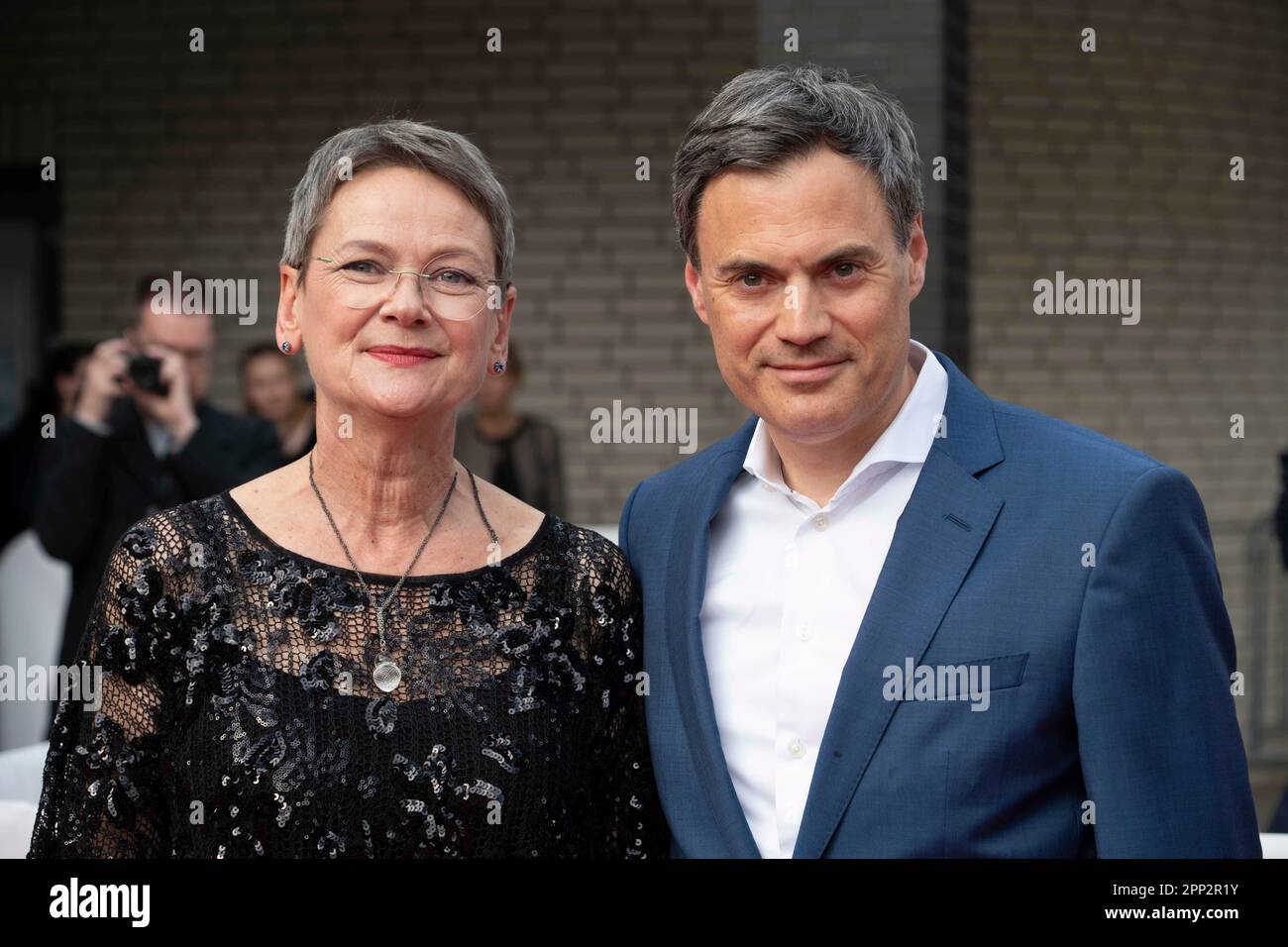 Marl, Allemagne. 21st avril 2023. Frauke GERLACH, directeur de l'Institut Adolf Grimme, Norbert HIMMLER, directeur ZDF du tapis rouge, spectacle tapis rouge, arrivée, arrivée, 59th présentation du Prix Adolf Grimme Prix Adolf Grimme Prix Grimme à Marl, 21 avril 2023. Ã¥Â crédit: dpa/Alay Live News Banque D'Images