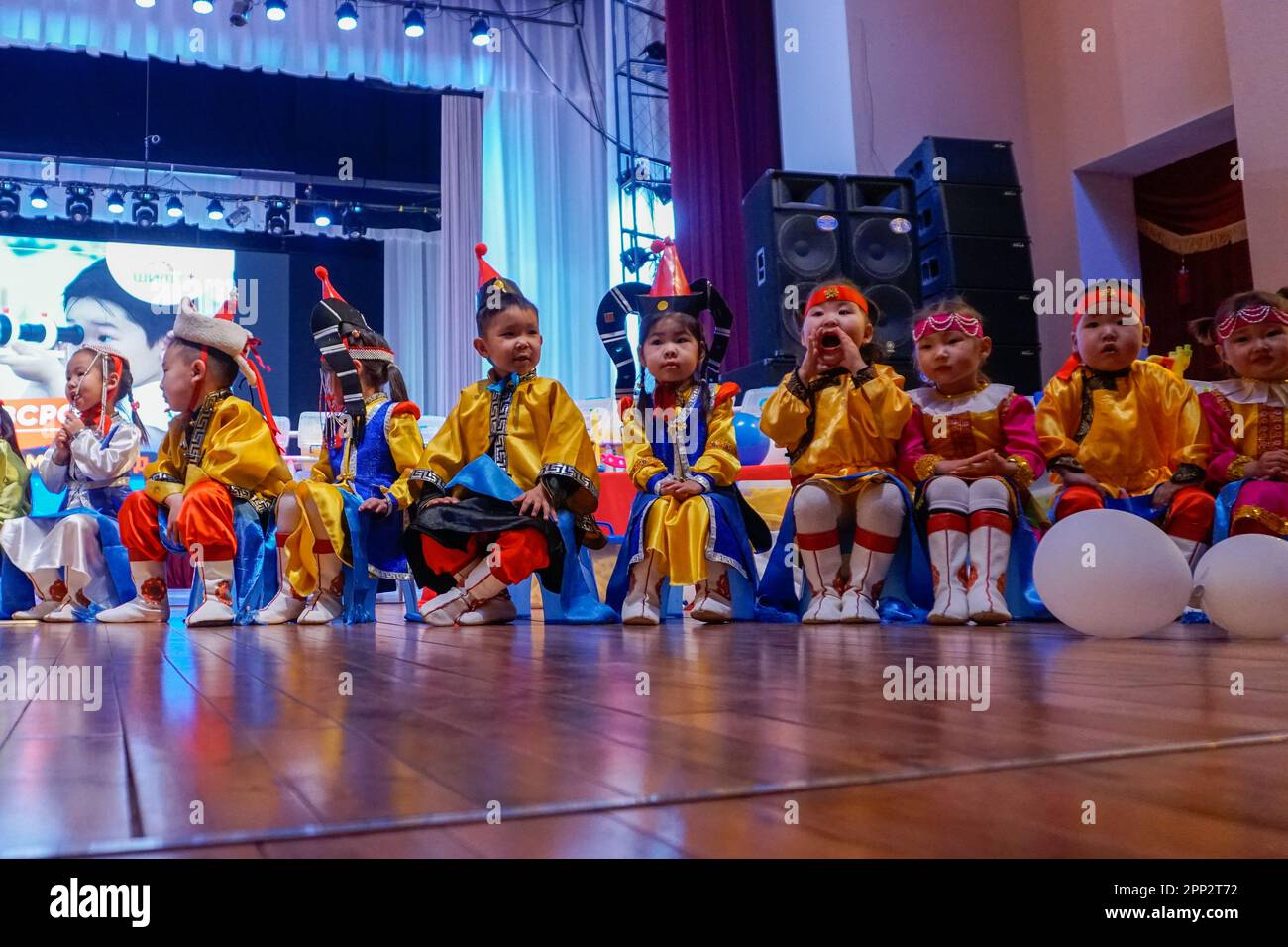 Le 7 novembre 2022, les élèves de la maternelle assistent à une cérémonie d'ouverture du programme éducatif STEAM à Dalanzadgad, dans la province d'Umnugovi, en Mongolie. (Uranchimeg Tsoghuu/Global Press Journal) Banque D'Images