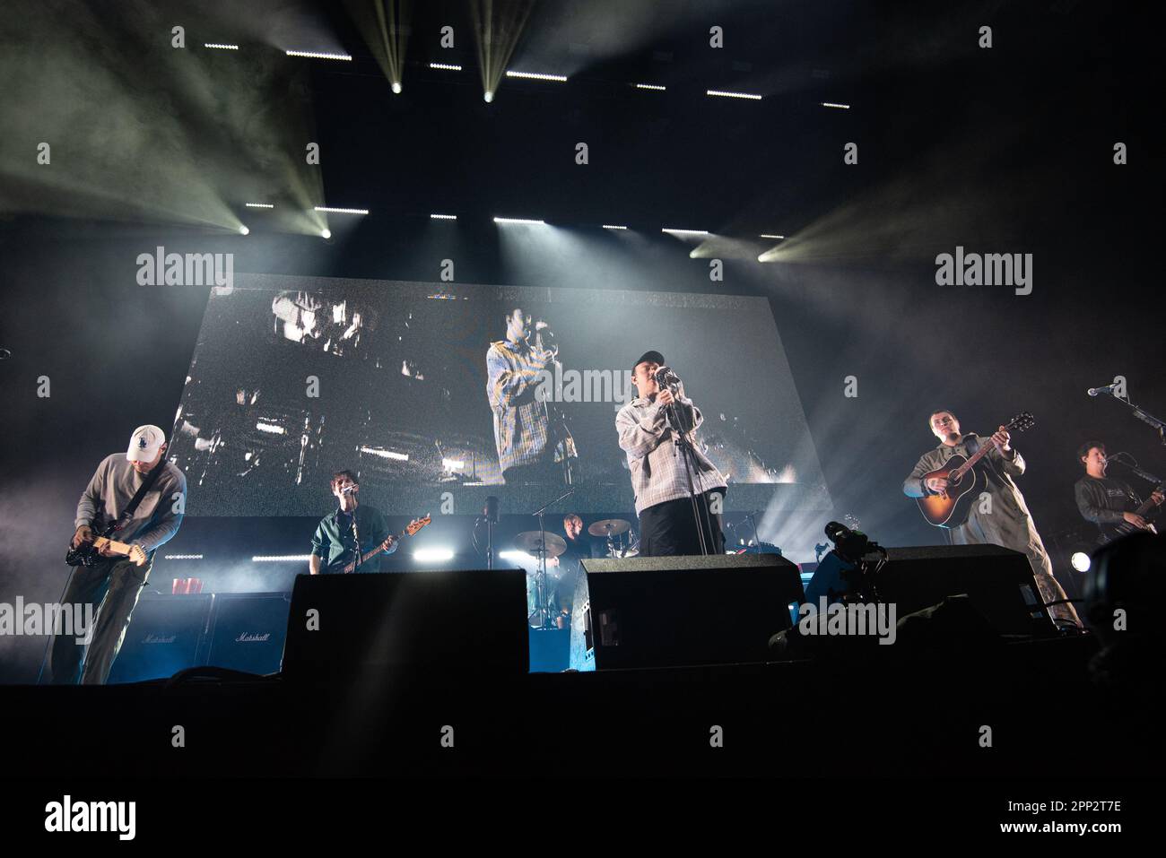 Londres, Royaume-Uni. 21st avril 2023. Rock band The DMA's se produit sur scène à OVO Arena Wembley. Crédit : John Barry/Alay Live News Banque D'Images Londres, Royaume-Uni. 21st avril 2023. Rock band The DMA's se produit sur scène à OVO Arena Wembley. Crédit : John Barry/Alay Live News Banque D'Images
