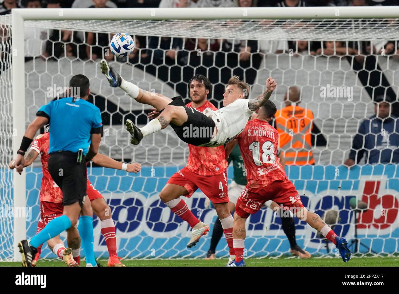 Roger Guedes of Brazil's Corinthians, bicycle kicks a ball during a Copa Libertadores group E soccer match against Argentina's Argentinos Juniors, at the Corinthians Arena in Sao Paulo, Brazil, Wednesday, April 19, 2023. (AP Photo/Andre Penner) Banque D'Images