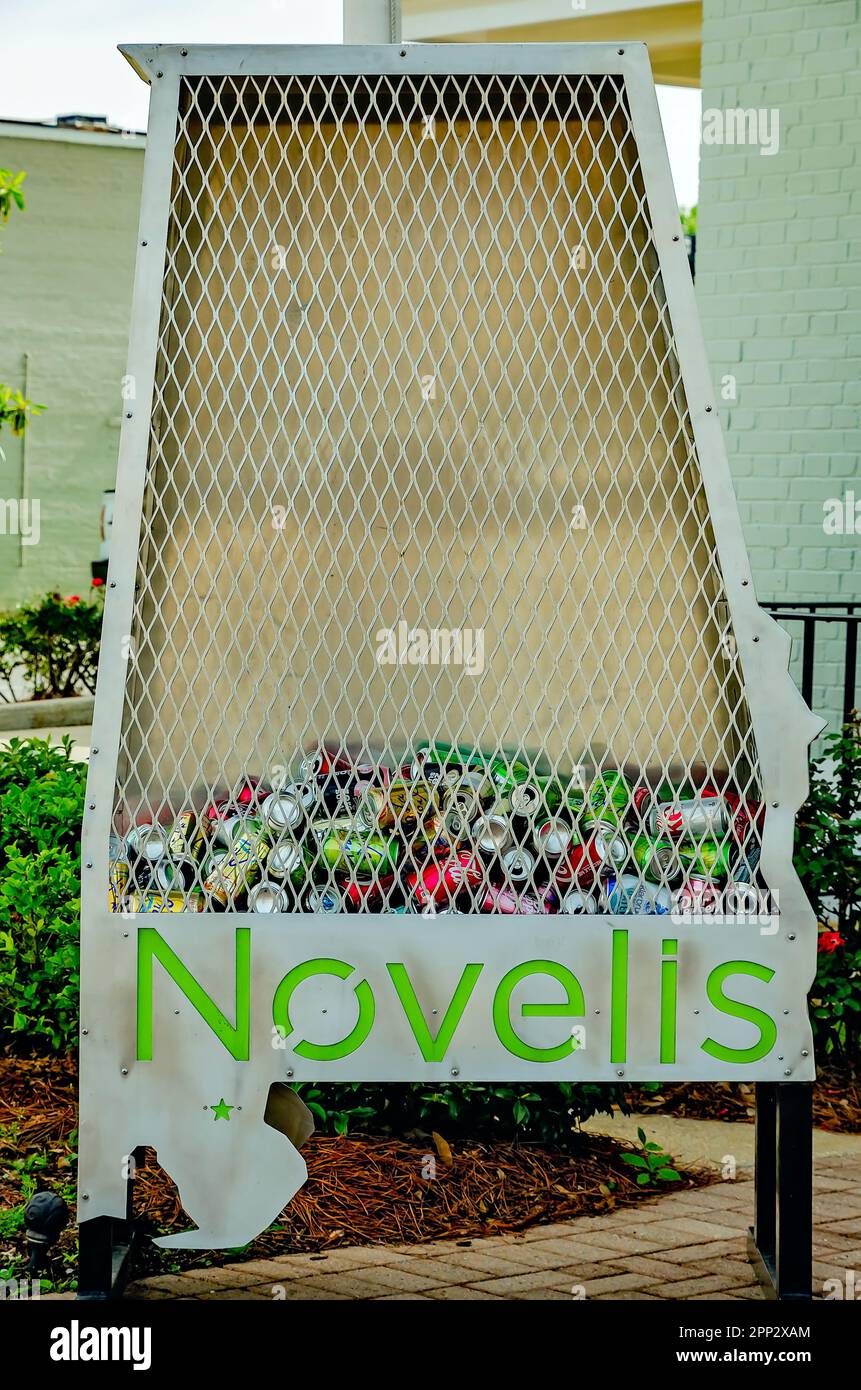 Un conteneur de recyclage Novelis pour boîtes en aluminium se trouve devant la bibliothèque publique de Bay Minette, à 16 avril 2023, dans la baie Minette, en Alabama. Banque D'Images