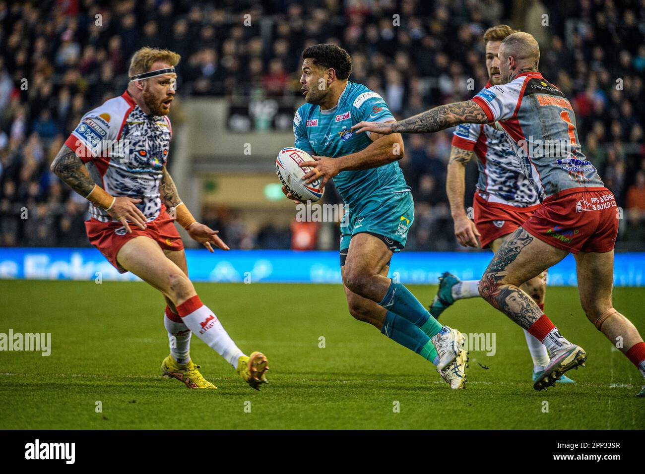 Leigh, Grand Manchester, Royaume-Uni. 21st avril 2023. Le Rhyse Martin de Leeds Rhinos est sous pression lors du match de la Betfred Super League entre Leigh Leopards et Leeds Rhinos au Leigh Sport Stadium, Leigh, le vendredi 21st avril 2023. (Photo : Ian Charles | INFORMATIONS MI) Credit: INFORMATIONS MI & Sport /Alamy Live News Banque D'Images