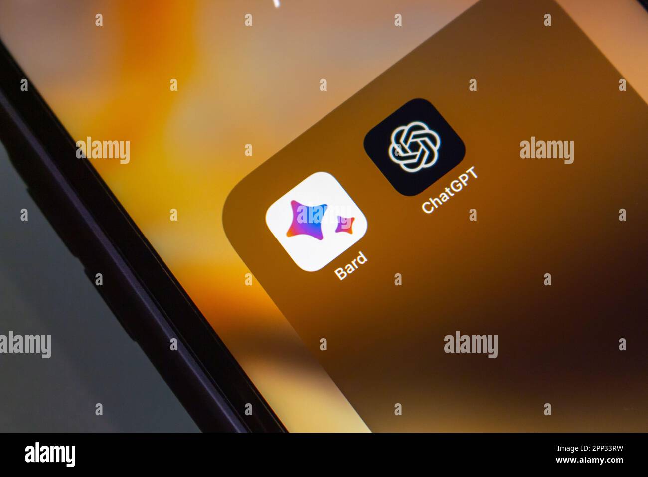 Vancouver, CANADA - avril 19 2023 : icônes Google Bard et OpenAI ChatGPT vues sur un écran d'iPhone. Banque D'Images