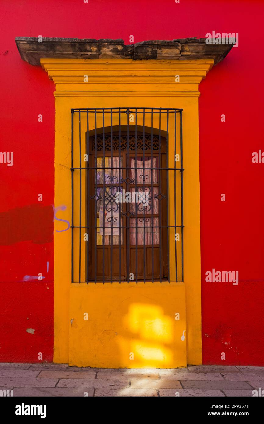 Détail fenêtre, sur la célèbre rue piétonne de Macédoine Alcala, centre historique de la ville d'Oaxaca, Mexique Banque D'Images
