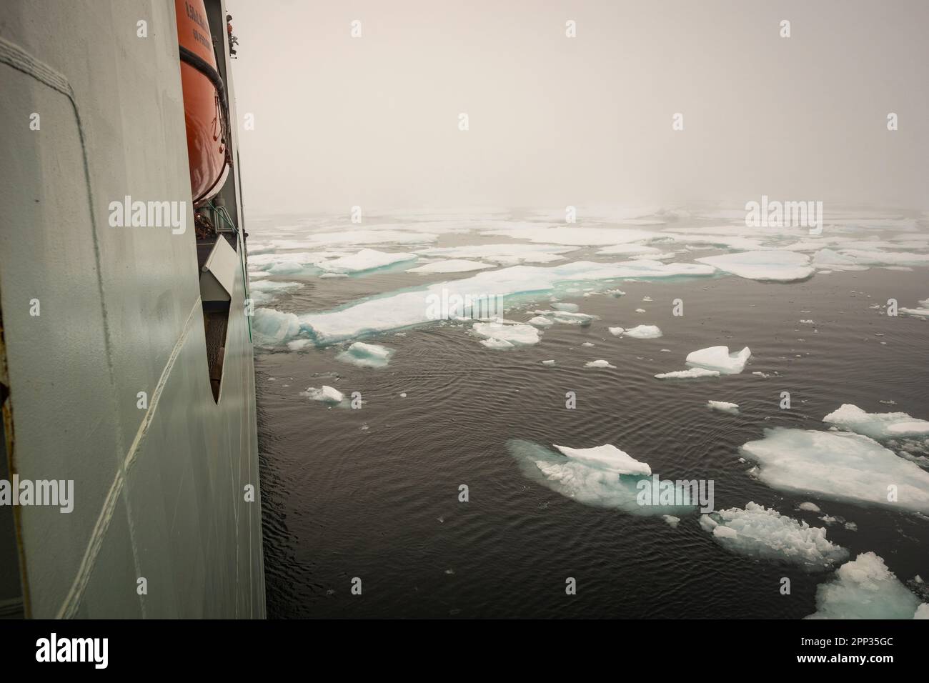 Le NCSM Margaret Brooke traverse la glace de mer dans la baie de Baffin, au Nunavut, au Canada, en traitant l’opération Nanook 2022. Banque D'Images