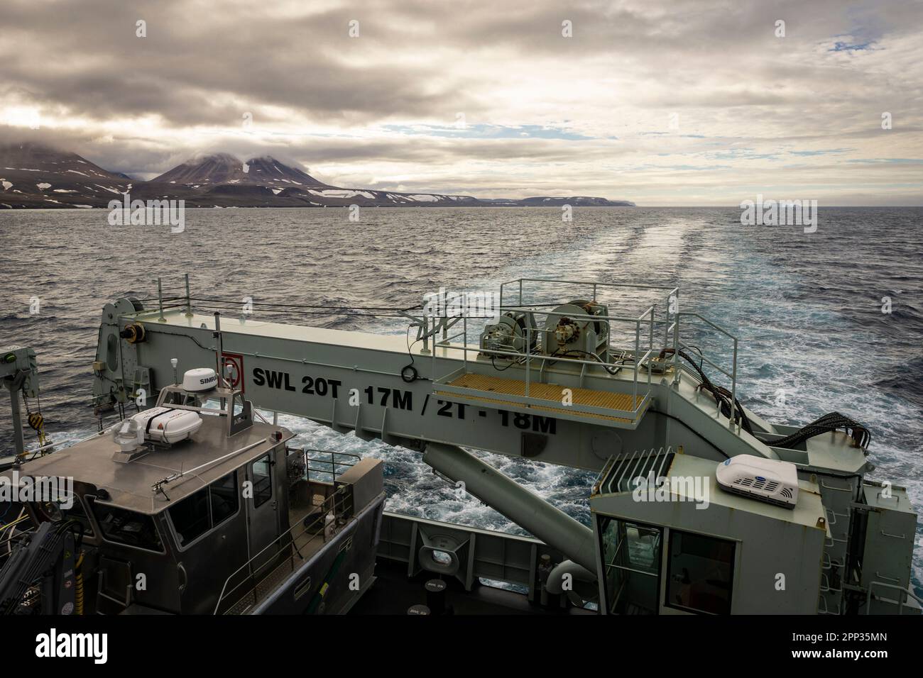 Le NCSM Margaret Brooke au large de l’île Bylot dans le détroit de Davis, Nunavut, Canada. Banque D'Images