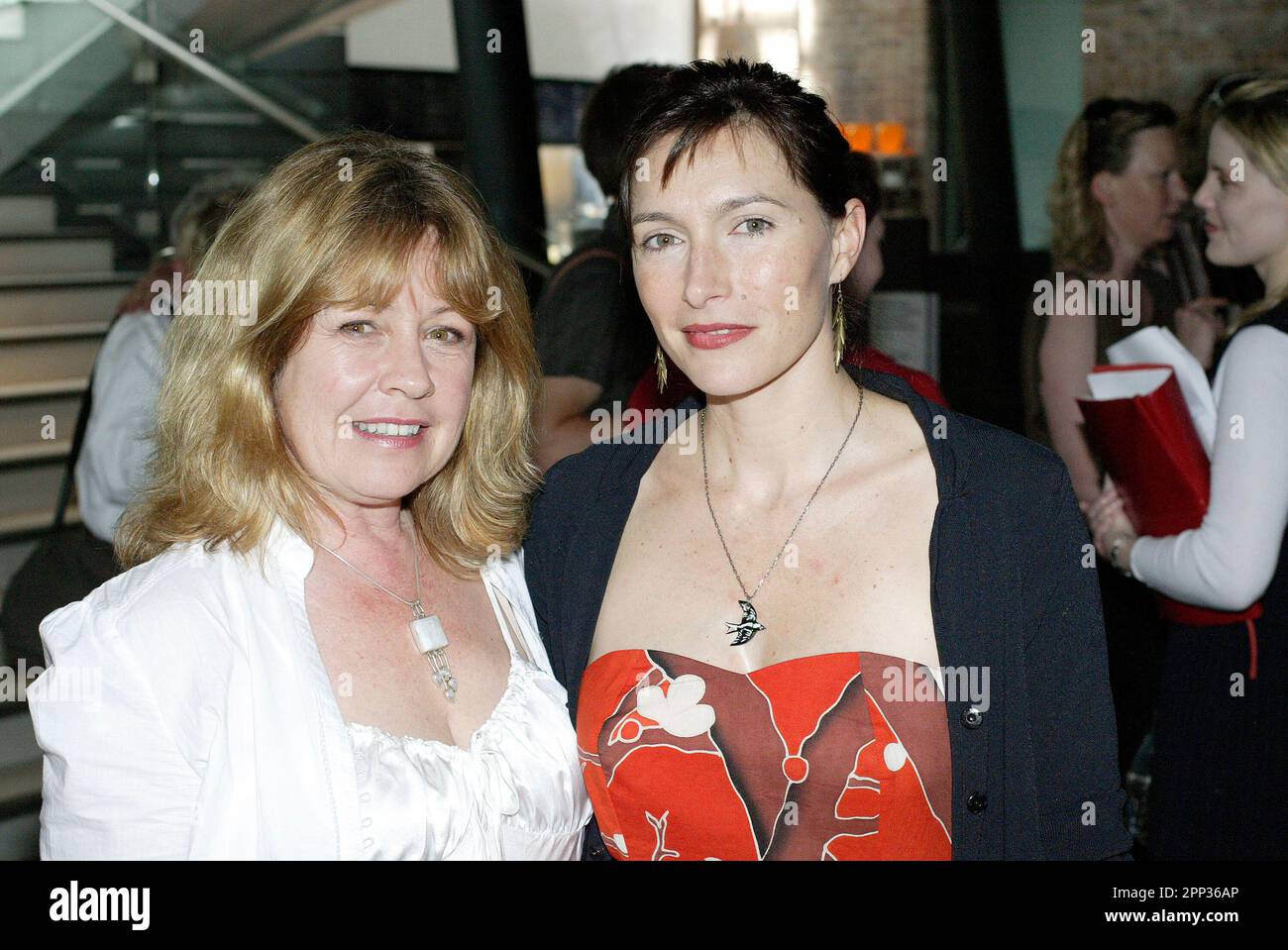 Noni Hazelhurst (à gauche) avec Claudia Karvan lors des nominations aux Prix AFI 2006 de l'Oréal Paris. Sydney Theatre, Sydney Australie. 19 octobre 2006 Banque D'Images