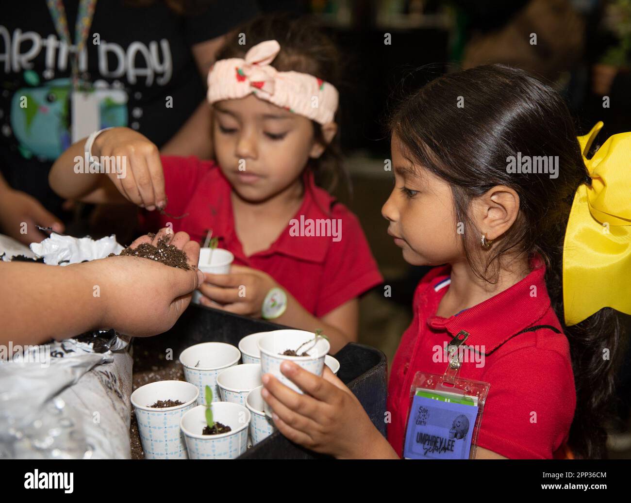 Dallas, États-Unis. 21st avril 2023. Les enfants apprennent à planter des fleurs au Earthx2023 à Dallas, au Texas, aux États-Unis, sur 21 avril 2023. Le Earthx2023, un événement du jour de la Terre, a débuté ici vendredi, mettant en lumière un large éventail de sujets liés à l'environnement et à la durabilité. Crédit : Dan Tian/Xinhua/Alay Live News Banque D'Images