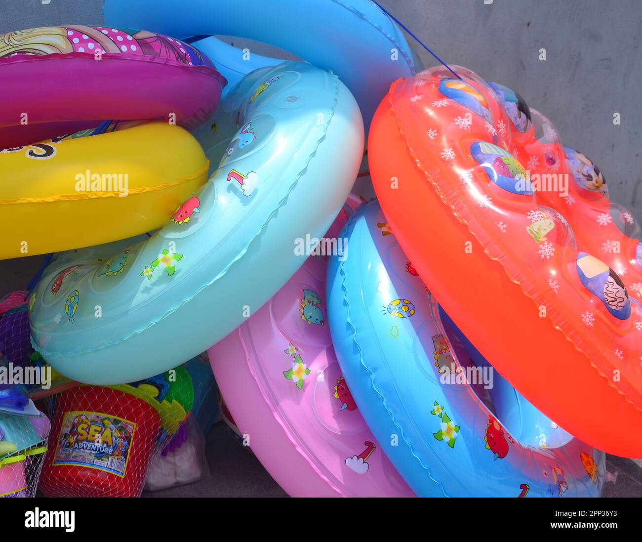Anneaux gonflables en vente pour jouer dans l'eau; vacances, vacances, vacances Banque D'Images