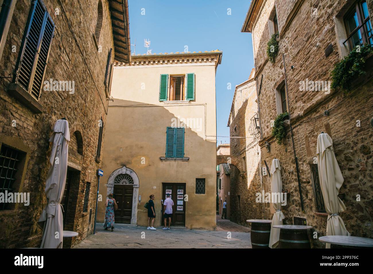 Promenade le long des rues de Pienza, en Italie, par une journée ensoleillée et claire, et vue sur les magnifiques bâtiments historiques en pierre Banque D'Images