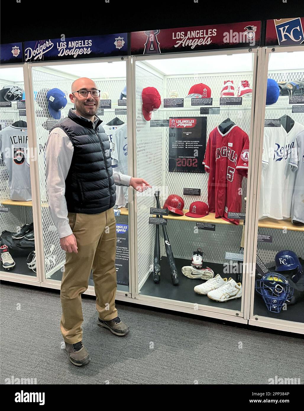 Photo prise sur 18 avril 2023, montre un stand (2nd de R) présentant l