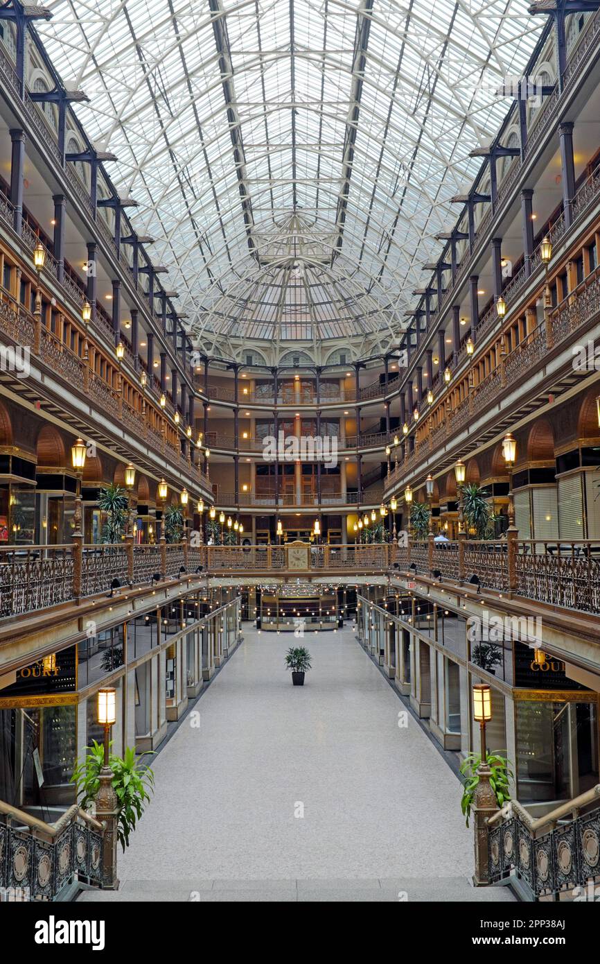 Le Cleveland Arcade, ouvert en 1890, est un monument historique connu pour son architecture de l'époque victorienne, ses 300 mètres de lucarnes en verre et ses 5 étages d'arcade. Banque D'Images