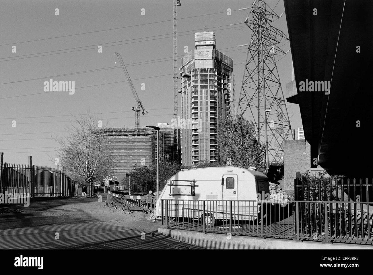 Wharfside Road, près de Canning Town, est de Londres, au-dessous de la route de Newham Way, avec de nouveaux appartements en construction Banque D'Images