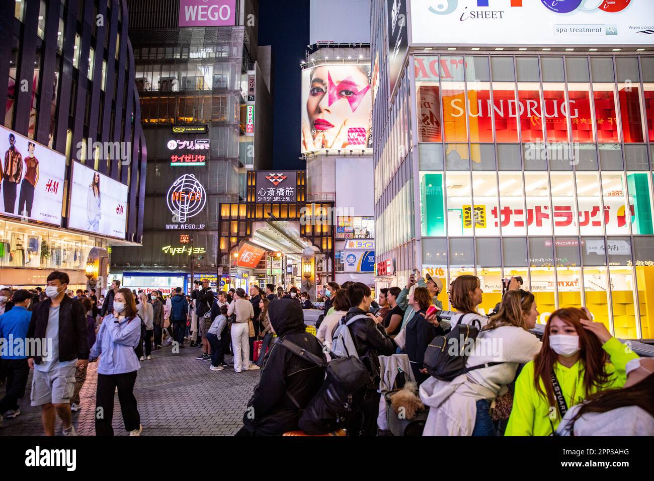La vie nocturne d'Osaka avril 2023, la foule dans le quartier de Dotonbori après le coucher du soleil, avec les célèbres rues illuminées au néon d'Osaka, Japon, soirée de printemps, Asie Banque D'Images