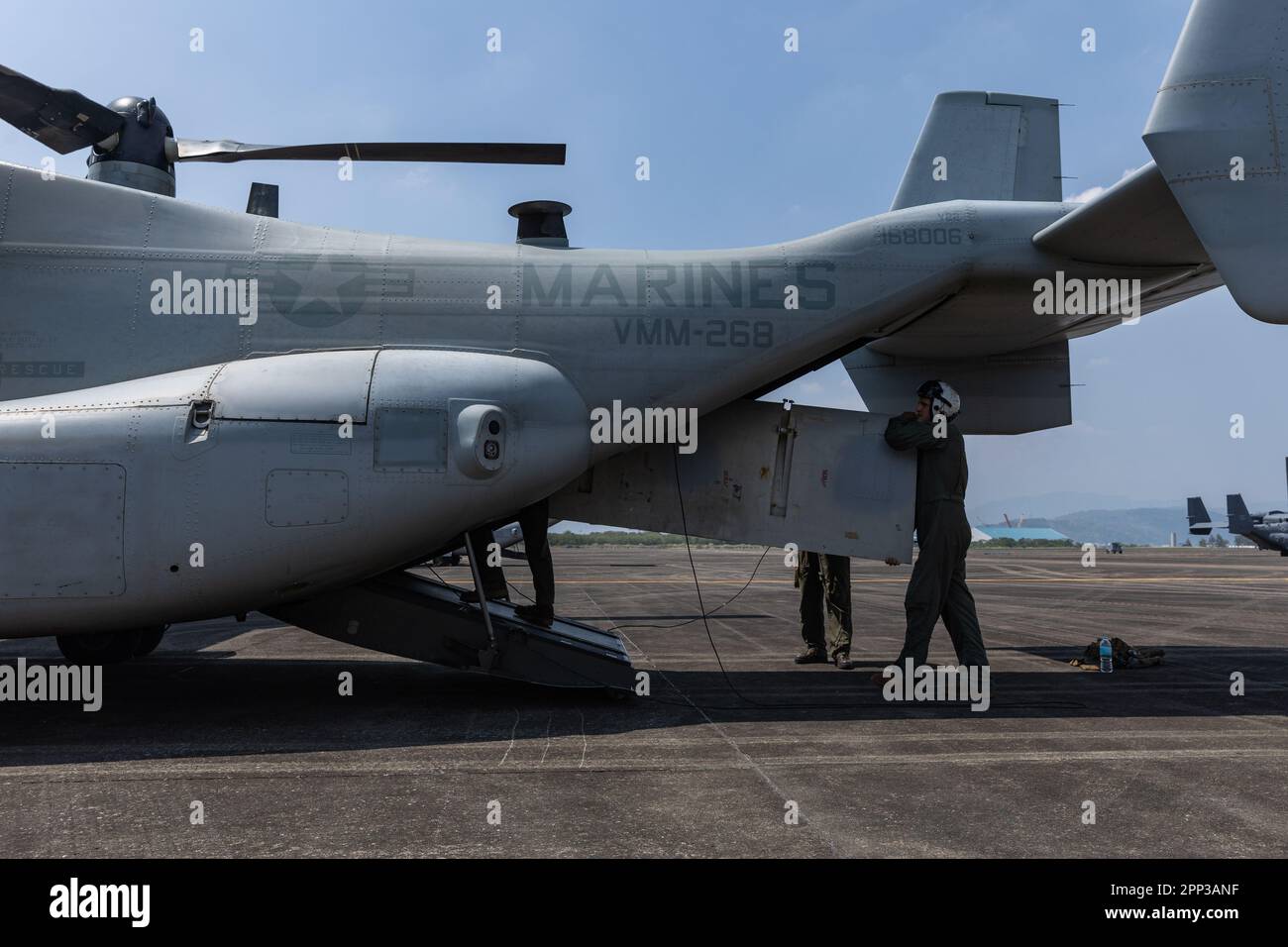 ÉTATS-UNIS Marines, avec le Marine Medium Tiltrotor Squadron (VMM) 268, 1st Marine Aircraft Wing, charge une partie d'aéronef à bord d'un MV-22B Osprey pendant Balikatan 23 à l'aéroport international de Subic Bay, Philippines, 18 avril 2023. Balikatan 23 est la répétition en 38th de l'exercice bilatéral annuel entre les forces armées des Philippines et l'armée américaine. L'exercice comprend trois semaines de formation axées sur les opérations amphibies, le commandement et le contrôle, l'aide humanitaire, les opérations urbaines et les compétences en matière de lutte contre le terrorisme dans tout le nord et l'ouest de Luzon. Figure d'entraînement de la défense côtière Banque D'Images