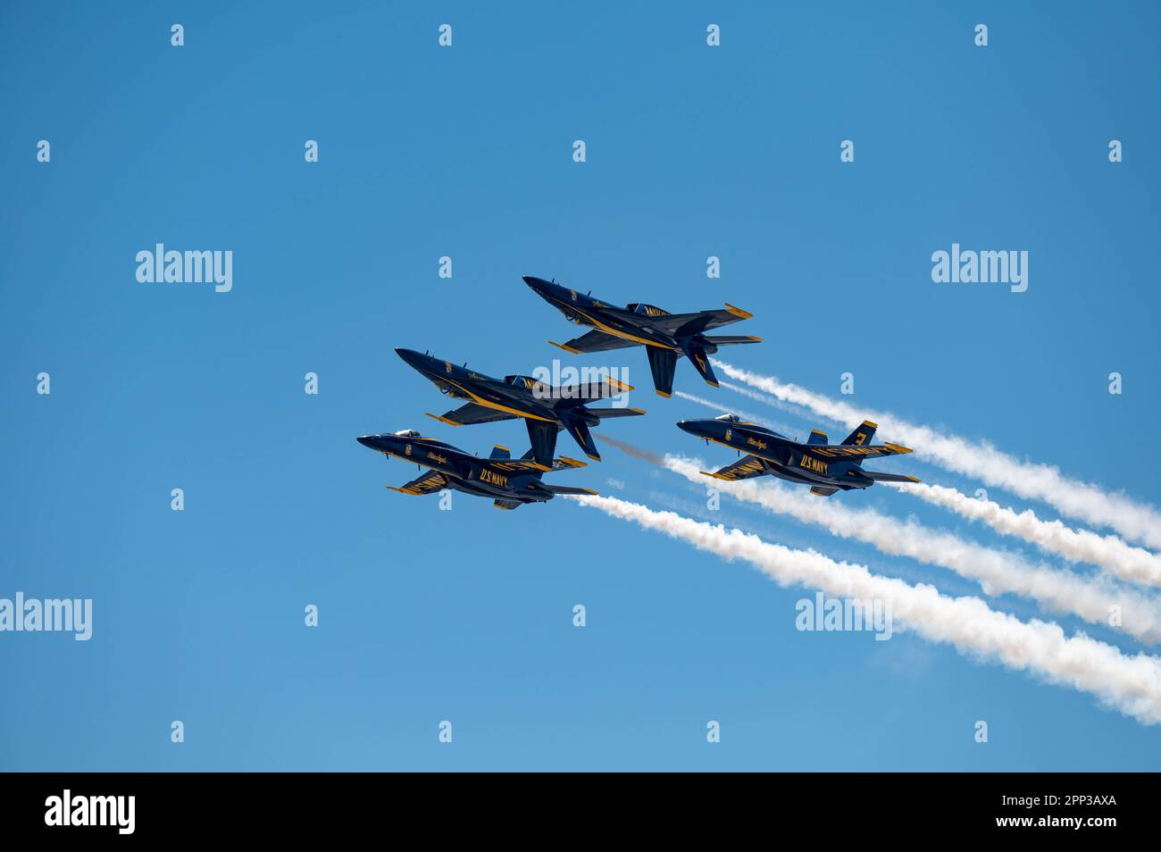 États-Unis Marine États-Unis Les Navy Blue Angels effectuent une manœuvre de Double Farvel lors du spectacle aérien le plus au sud à la base aérienne navale de Key West, en Floride 15 avril 2023. Lors d'une performance Blue Angels, les jets peuvent se rapprocher de 18 pouces l'un de l'autre. (É.-U. Photo de la Force aérienne par le sergent d'état-major Caleb Roland) Banque D'Images