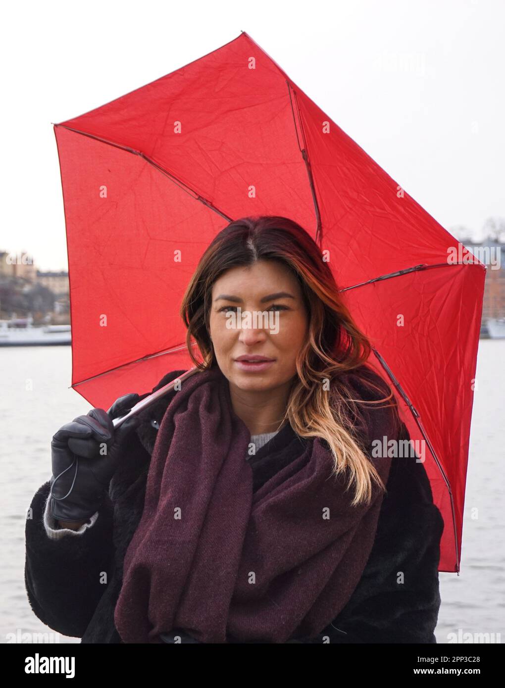 Portrait d'une femme avec parapluie debout contre le canal pendant la  saison des pluies Photo Stock - Alamy